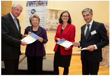 Von links nach rechts: Peter Hustinx, EDSB, Viviane Reding, Vize-Präsidentin der Europäischen Kommission, Cecilia Malmström, Mitglied der Europäischen Kommission für Inneres zuständig, Giovanni Buttarelli, Stellvertretender EDSB. 22 Januar 2013. © EC