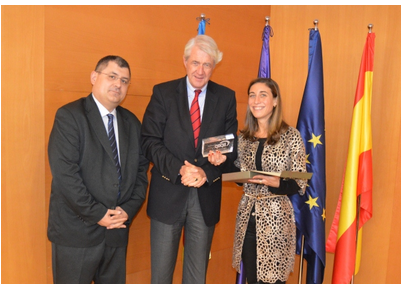 Peter Hustinx (centre) with Cecilia Álvarez Rigaudias (right) and Ricard Martinez Martinez (left) of the Asociación Professional  Española de Privacidad (APEP)